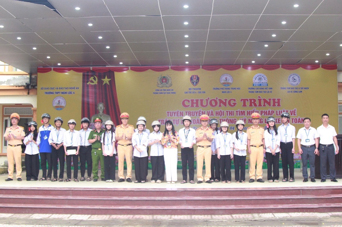 Trao giải đến học sinh