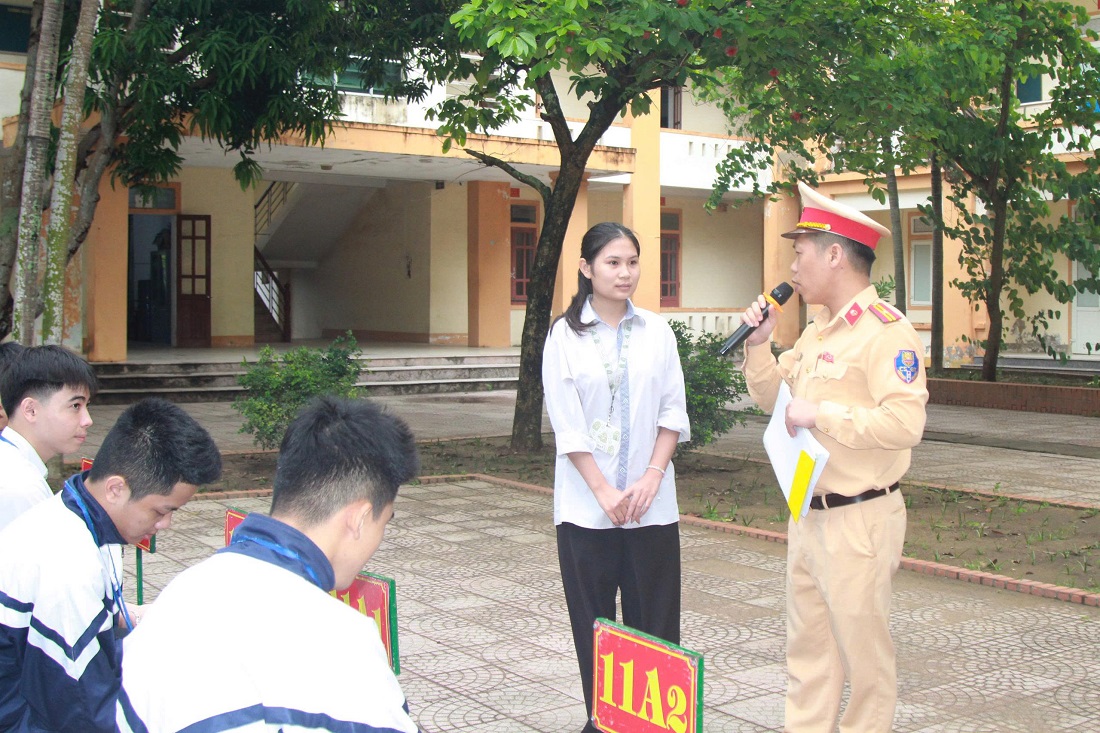Học sinh trả lời câu hỏi về trật tự an toàn giao thông