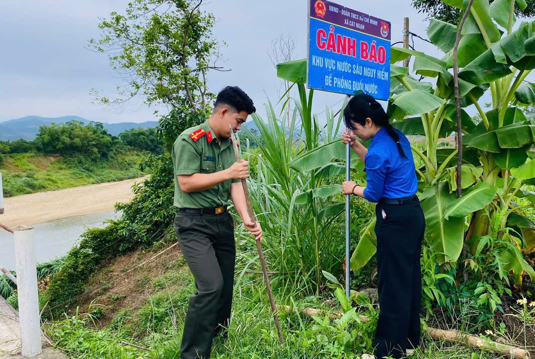 Công an xã Cát Ngạn phối hợp Đoàn xã tổ chức cắm biển cảnh báo