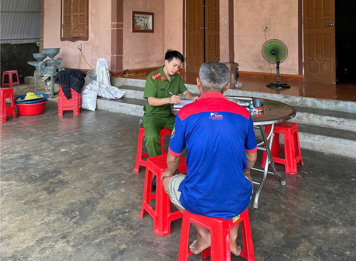 Công an xã kịp thời có mặt tại nhà ông Lương để giải thích, tuyên truyền