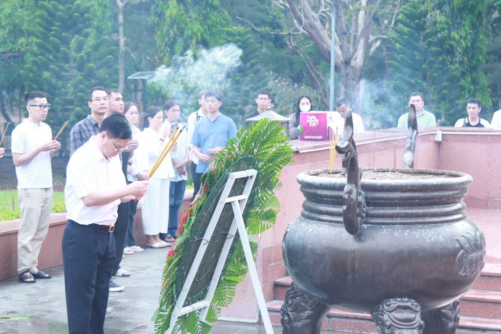 Đoàn Công tác Công an tỉnh dâng hoa, dâng hương tưởng niệm các anh hùng liệt sĩ tại Nghĩa trang Hàng Dương (Đặc khu Côn Đảo, TP Hồ Chí Minh) 