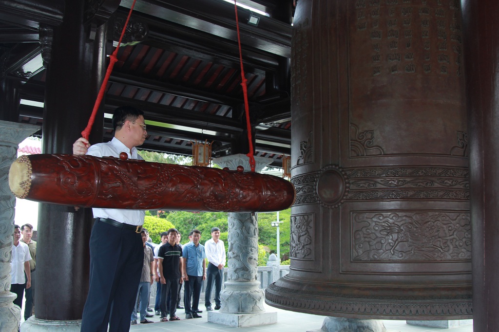 Đồng chí Thiếu tướng Đinh Việt Dũng, Ủy viên Ban Thường vụ Tỉnh ủy, Bí thư Đảng ủy, Giám đốc Công an tỉnh thỉnh chuông từ đại hồng chung tại đền thờ Côn Đảo