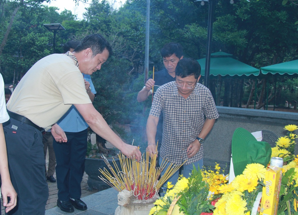 Đoàn dâng hương tại phần mộ Tổng Bí thư Lê Hồng Phong, Anh hùng Lực lượng vũ trang nhân dân Võ Thị Sáu, Anh hùng Lực lượng vũ trang nhân dân Vũ Văn Hiếu và Chí sĩ yêu nước Nguyễn An Ninh.
