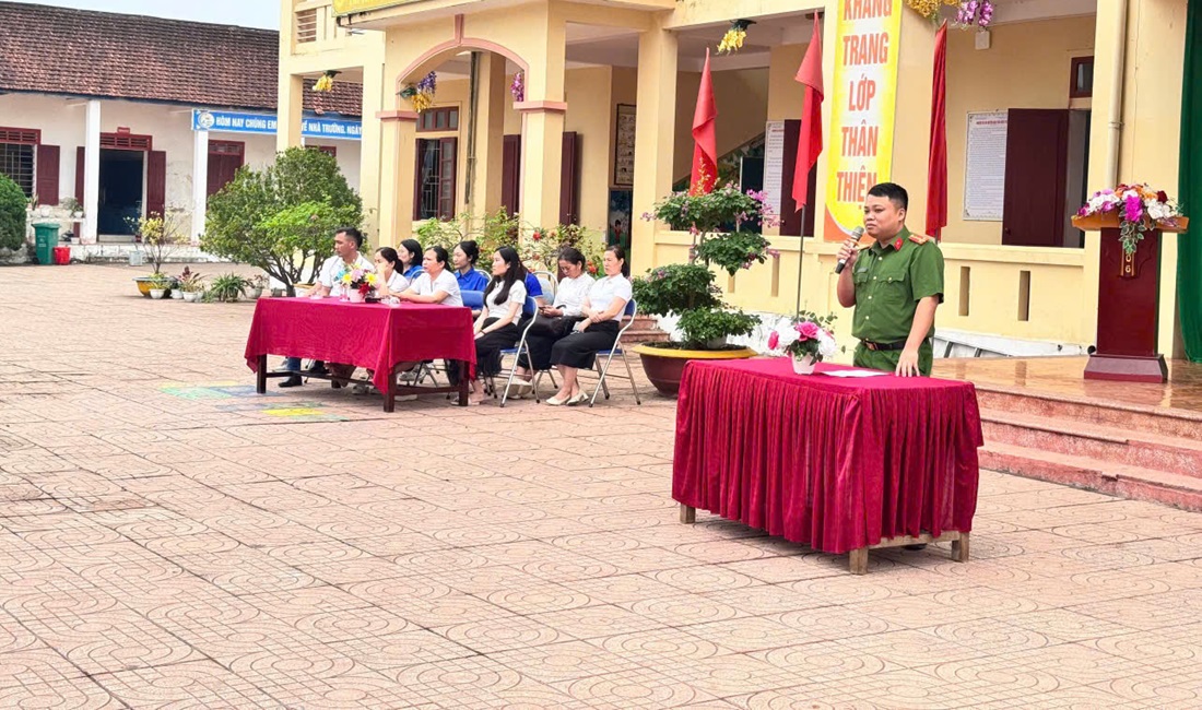 Công an xã Nghĩa Lâm tuyên truyền pháp luật cho học sinh