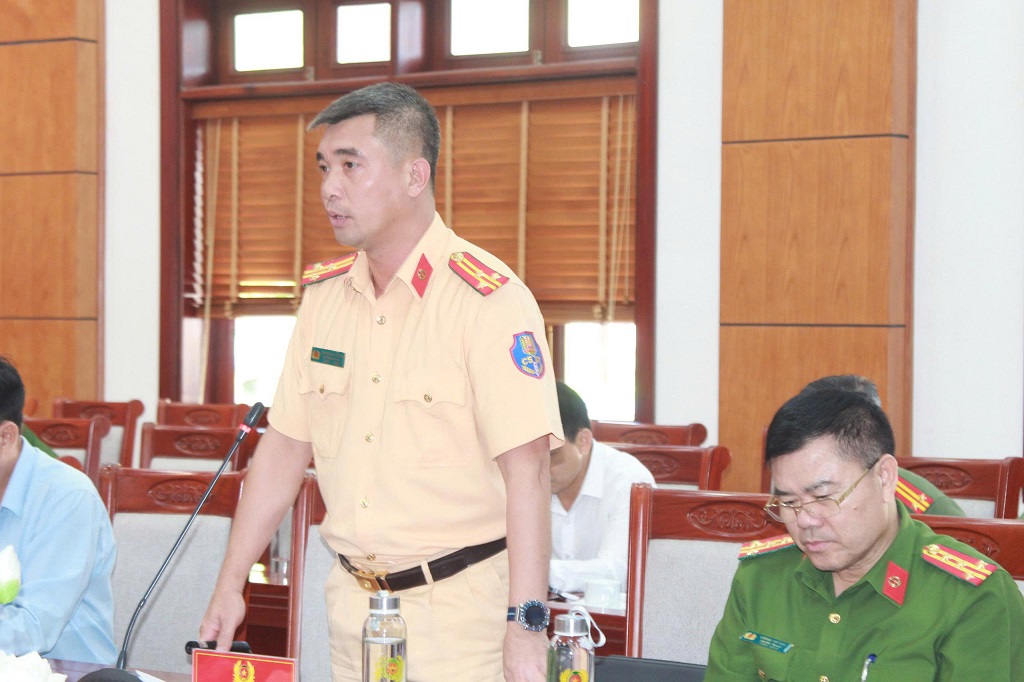 Đại biểu đóng góp ý kiến