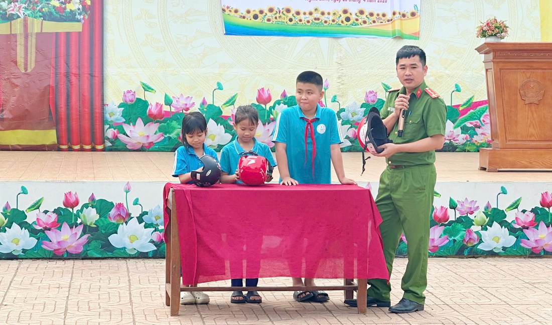 Công an xã hướng dẫn học sinh kỹ năng tham gia giao thông an toàn