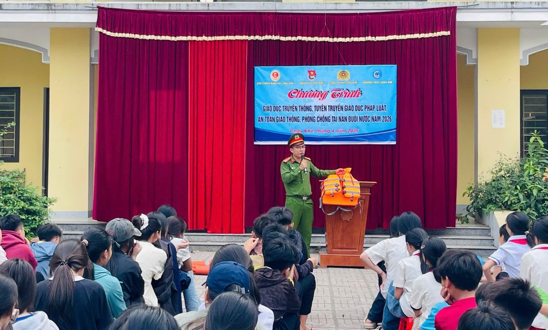 Công an xã hướng dẫn kỹ năng phòng, chống đuối nước