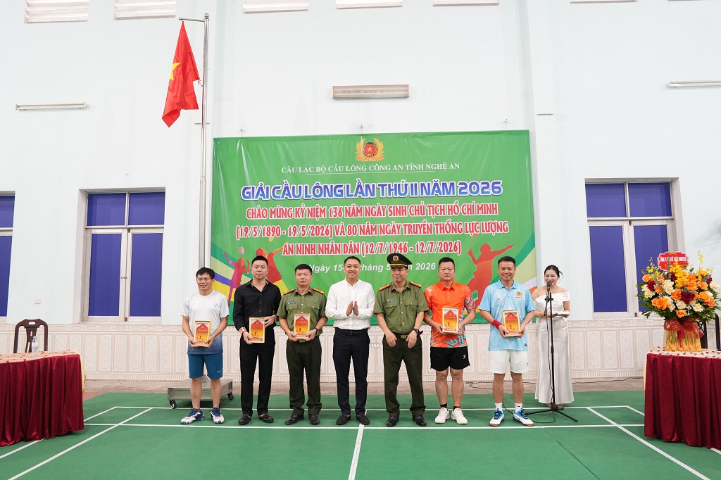 Trao kỷ niệm chương nhà tài trợ