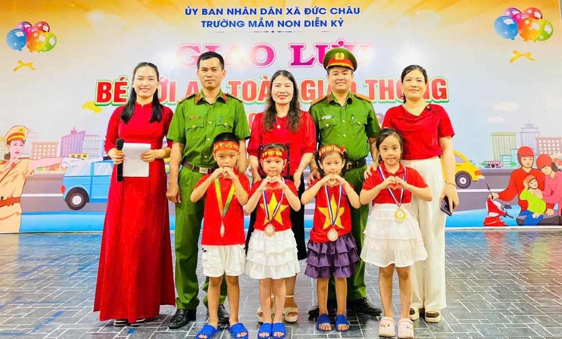 Khen thưởng các bé đạt giải