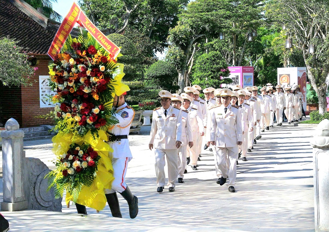 Phòng Công tác chính trị dâng hoa, dâng hương tại Khu Di tích Quốc gia đặc biệt Kim Liên