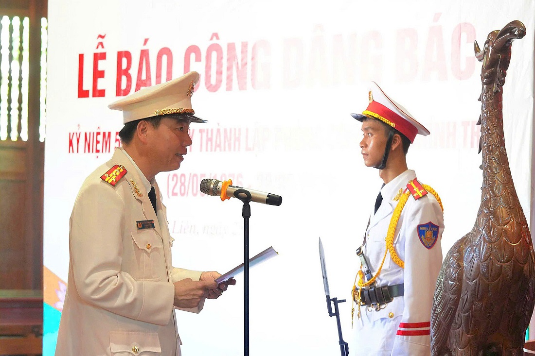 Đồng chí Đại tá Nguyễn Trọng Khanh, Trưởng phòng Công tác chính trị dâng hương, báo công lên anh linh Chủ tịch Hồ Chí Minh tại Khu Di tích Quốc gia đặc biệt Kim Liên
