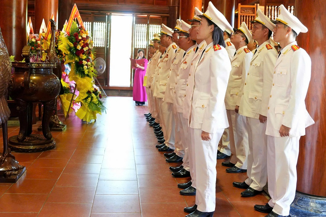 Tập thể lãnh đạo, cán bộ, chiến sĩ tưởng niệm Chủ tịch Hồ Chí Minh tại Khu Di tích Quốc gia đặc biệt Kim Liên