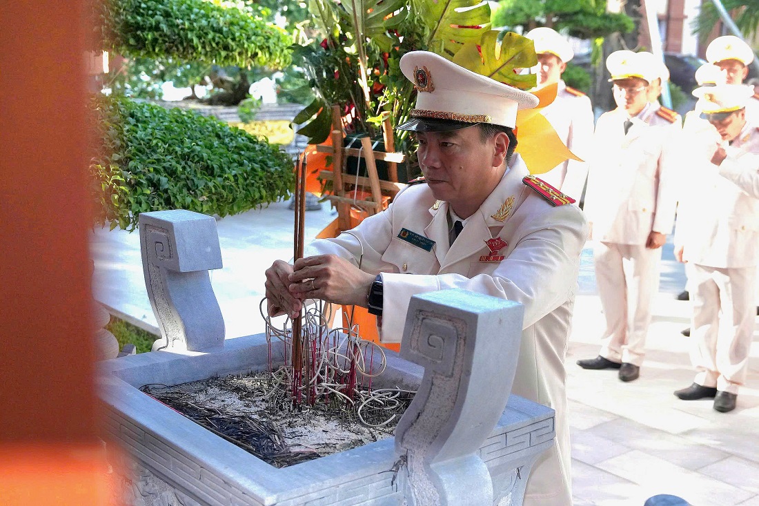 Đồng chí Đại tá Nguyễn Trọng Khanh, Trưởng phòng Công tác chính trị dâng hương lên anh linh Chủ tịch Hồ Chí Minh tại Nhà tưởng niệm Người trong khuôn viên Công an tỉnh
