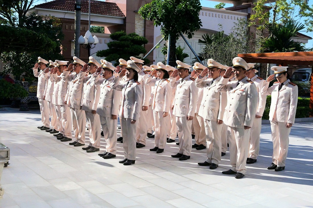 Tập thể lãnh đạo, cán bộ, chiến sĩ tưởng niệm Chủ tịch Hồ Chí Minh tại Nhà tưởng niệm Người trong khuôn viên Công an tỉnh