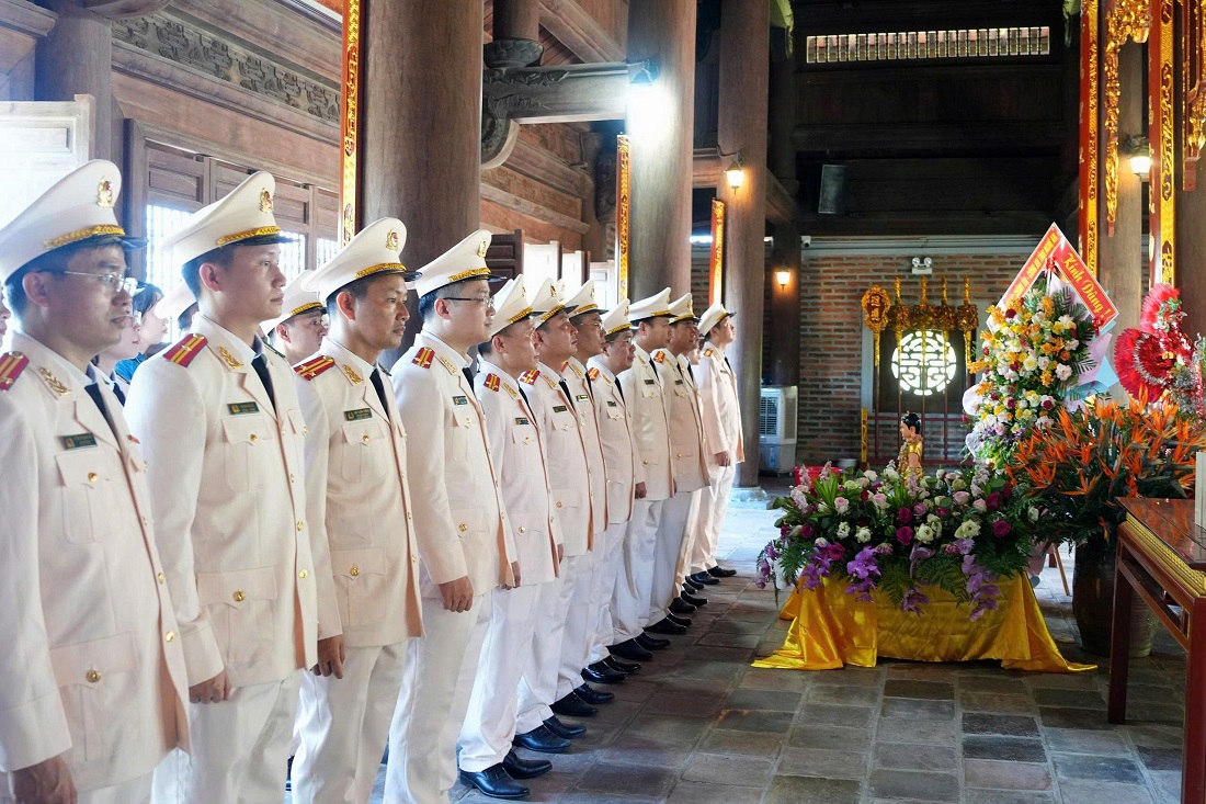 Tập thể lãnh đạo, cán bộ, chiến sĩ tưởng niệm, tri ân đấng sinh thành, anh chị em ruột, những người thân trong gia tộc của Bác cùng các anh hùng, liệt sĩ