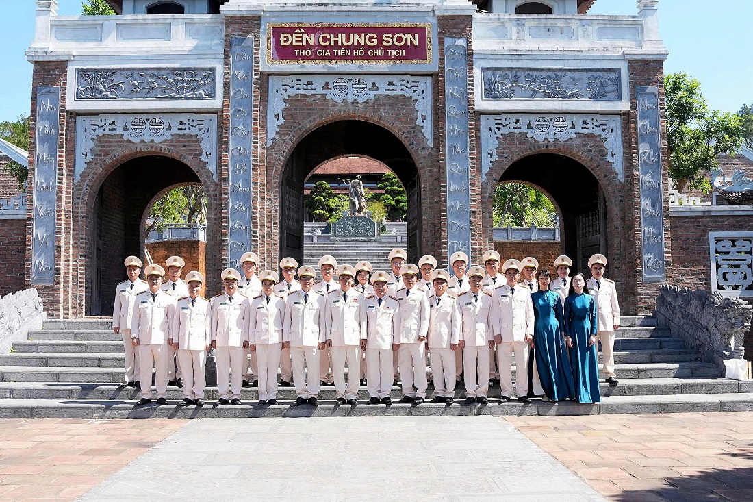 Tập thể lãnh đạo, cán bộ, chiến sĩ chụp ảnh lưu niệm tại Đền Chung Sơn