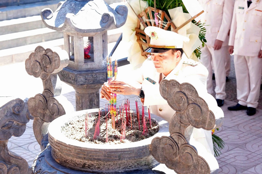 Đồng chí Đại tá Nguyễn Trọng Khanh, Trưởng phòng Công tác chính trị dâng hương tại Nhà tưởng niệm đồng chí Trần Quốc Hoàn