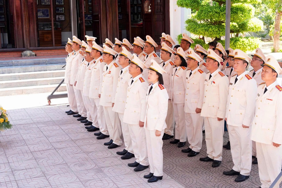 Tập thể lãnh đạo, cán bộ, chiến sĩ tưởng niệm, tri ân công lao của đồng chí Trần Quốc Hoàn
