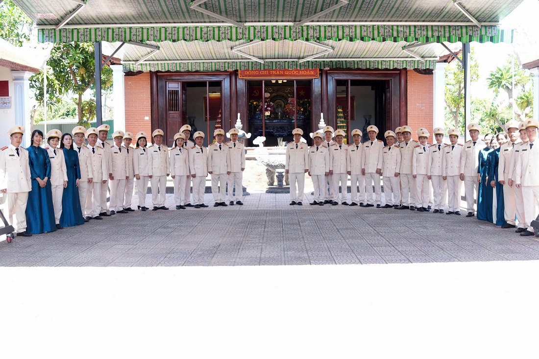 Tập thể lãnh đạo, cán bộ, chiến sĩ chụp ảnh lưu niệm tại Nhà tưởng niệm đồng chí Trần Quốc Hoàn