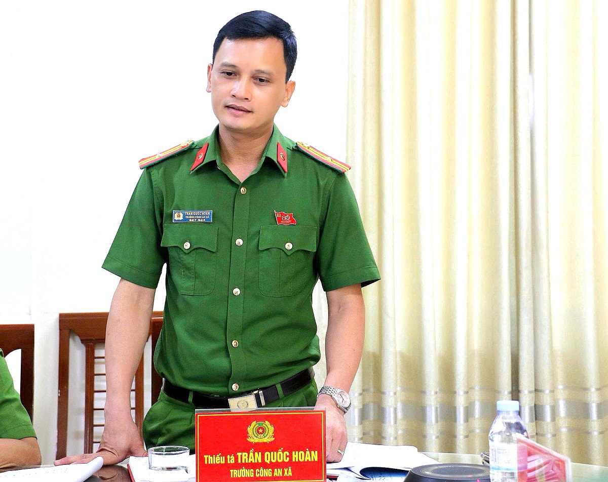 Đồng chí Thiếu tá Trần Quốc Hoàn, Trưởng Công an xã phát biểu