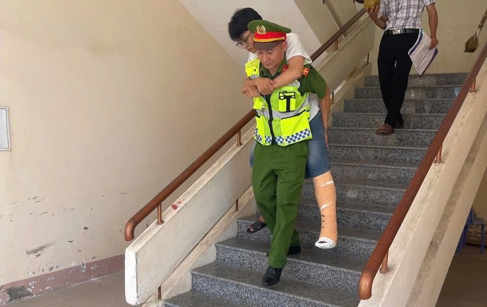 Công an phường Cửa Lò hỗ trợ thí sinh trong quá trình di chuyển