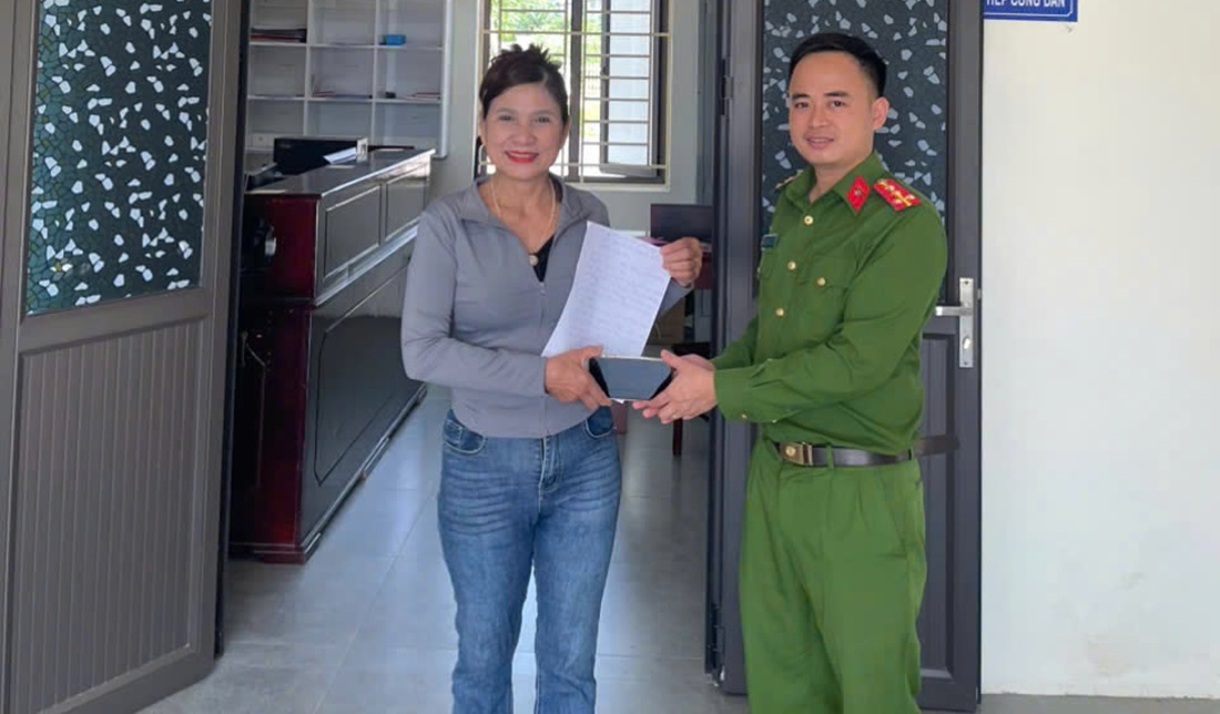Công an xã Nghĩa Lộc trao trả tài sản cho chị Thủy