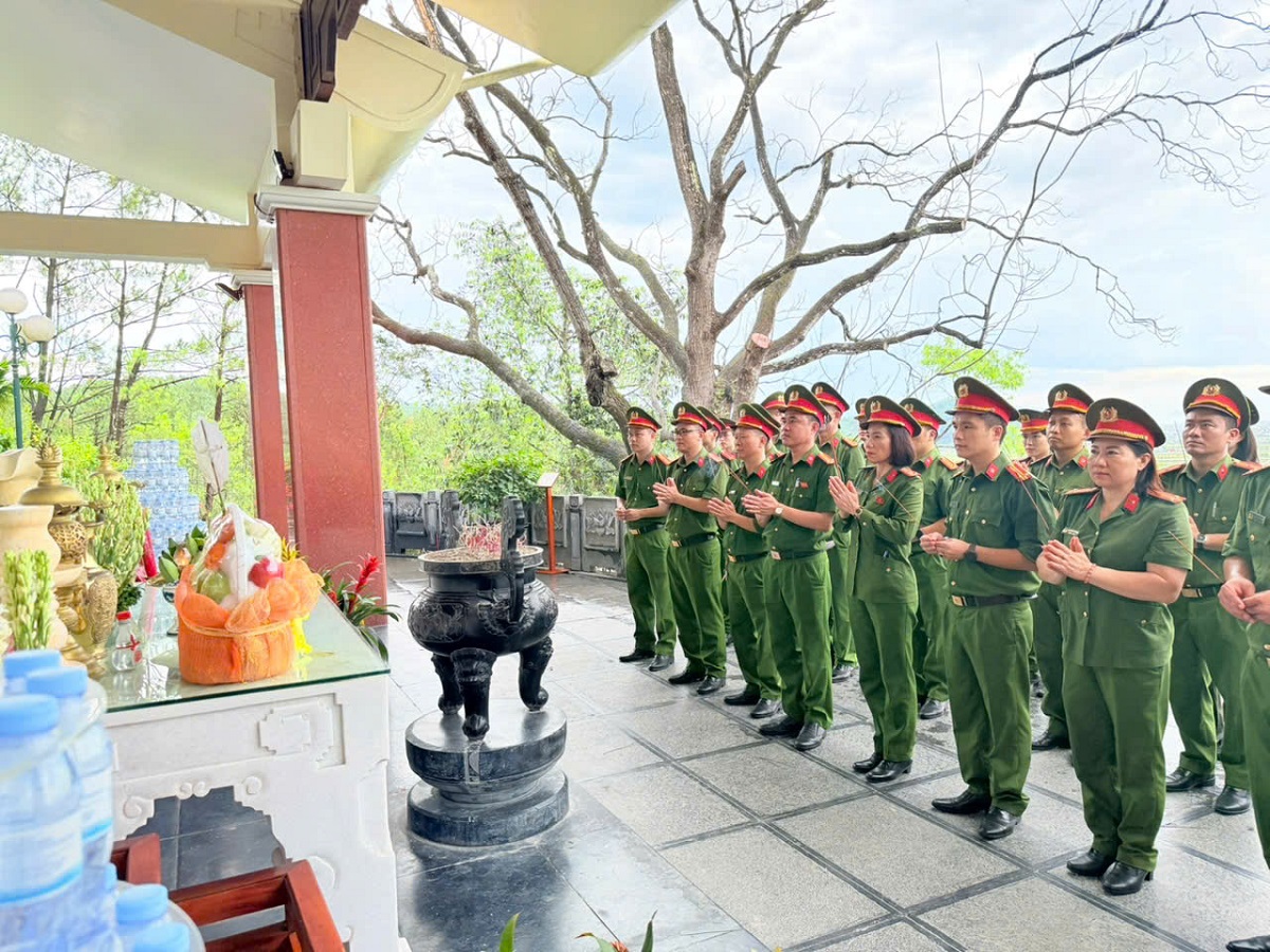 Thành kính tưởng niệm tại Khu di tích Quốc gia đặc biệt Kim Liên, Đền Chung Sơn và khu mộ bà Hoàng Thị Loan