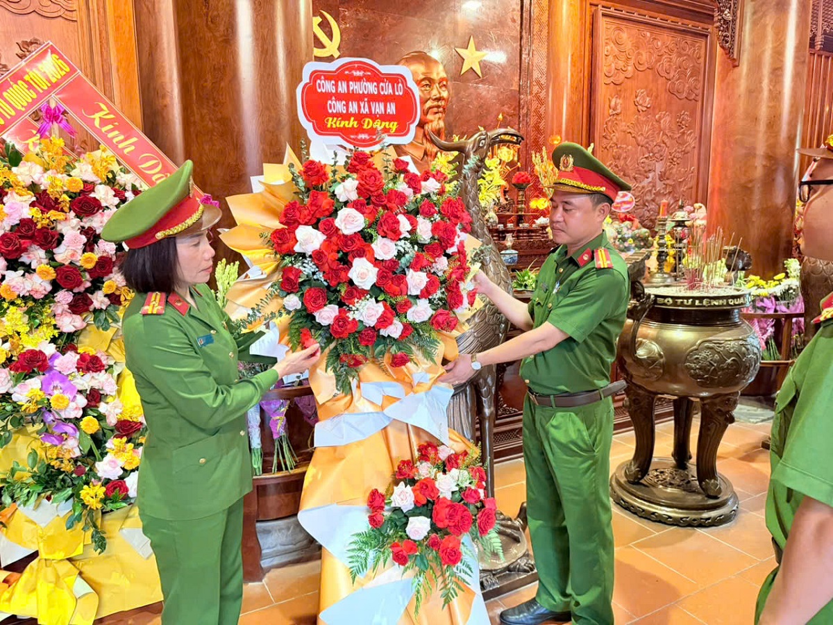 Hoạt động về nguồn ý nghĩa của Công an phường Cửa Lò và Công an xã Vạn An