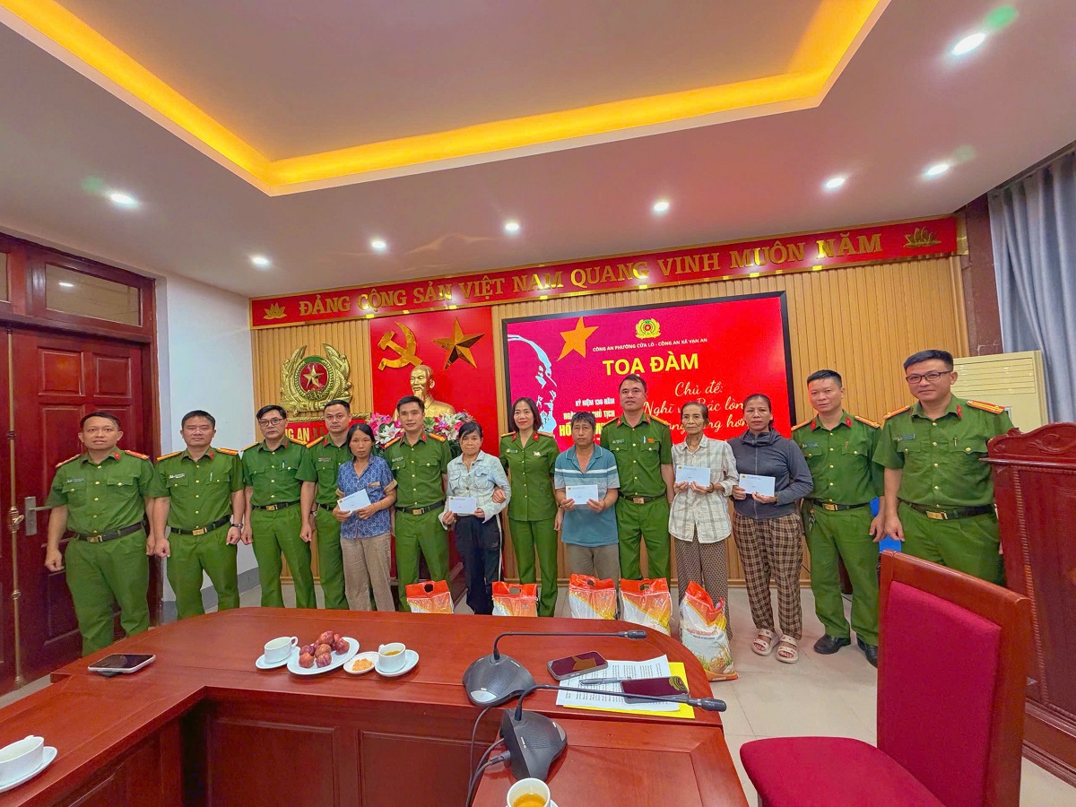 Công an phường Cửa Lò trao quà tặng động viên các hộ dân có hoàn cảnh khó khăn