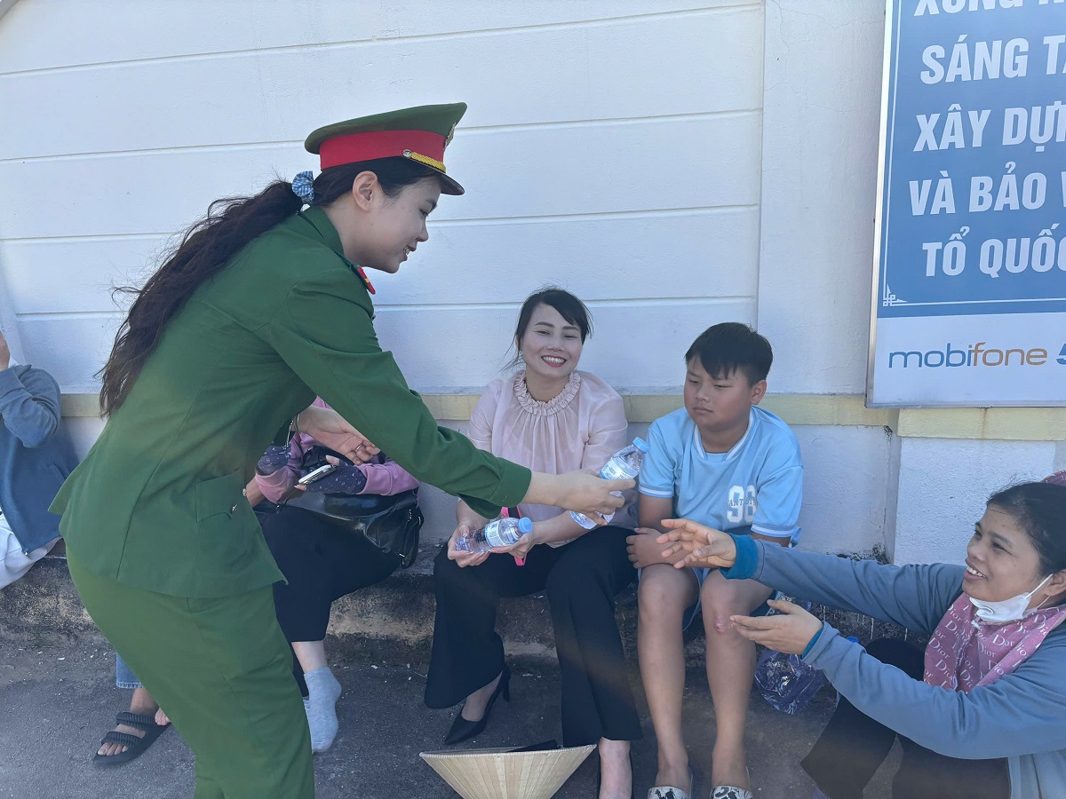 Đoàn viên và hội viên Công an phường Cửa Lò triển khai hiệu quả công tác hỗ trợ thí sinh và phụ huynh