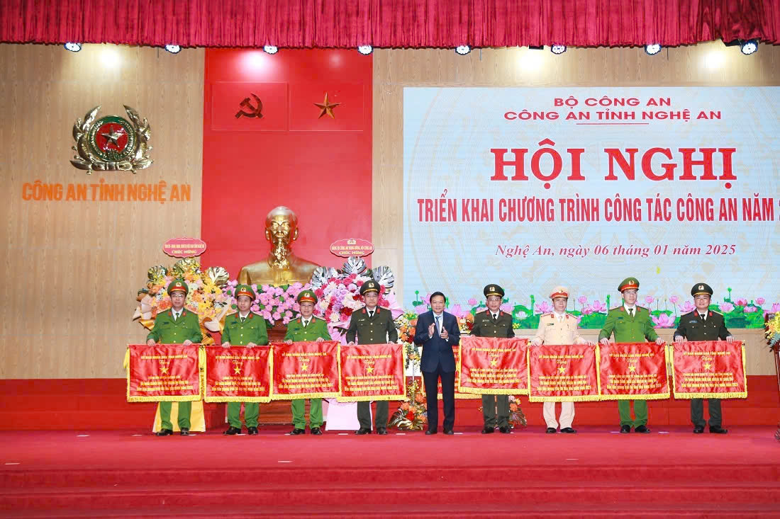 Với những chiến công thầm lặng, trong 02 năm, Phòng Công tác chính trị Công an Nghệ An vinh dự đón nhận Cờ thi đua của UBND tỉnh (thứ 4 từ trái sang)