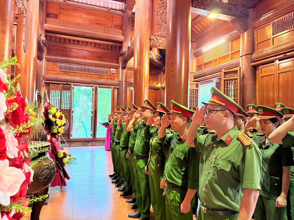 Công an xã Vạn An và Công an phường Cửa Lò dâng hoa, dâng hương tại Khu di tích quốc gia đặc biệt Kim Liên