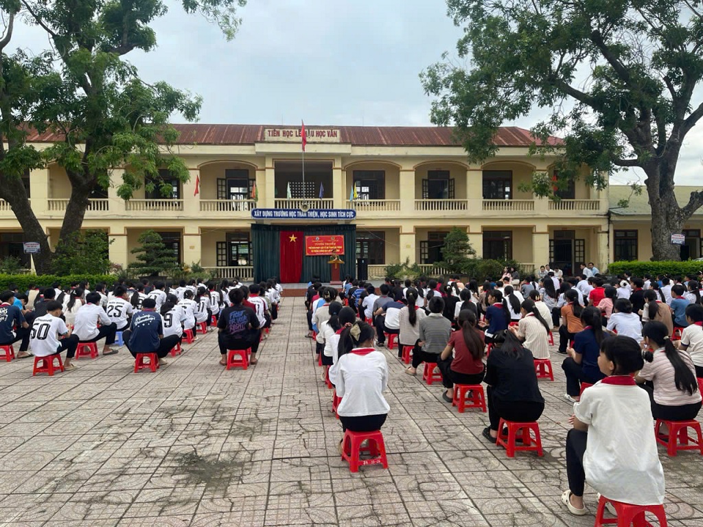 Công an xã Kim Liên tuyên truyền phổ biến, giáo dục pháp luật trong trường học