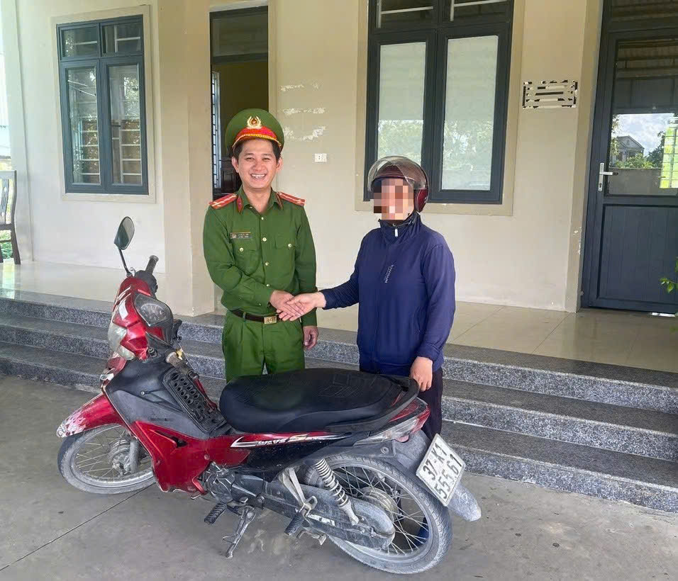 Công an xã Kim Liên bàn giao phương tiện cho chị P. 