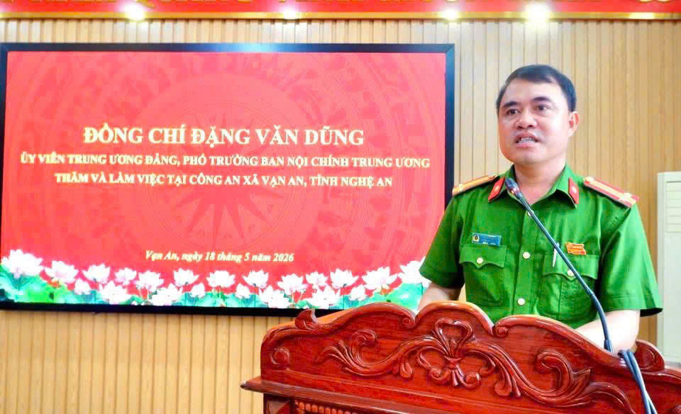 Chỉ huy Công an xã Vạn An phát biểu