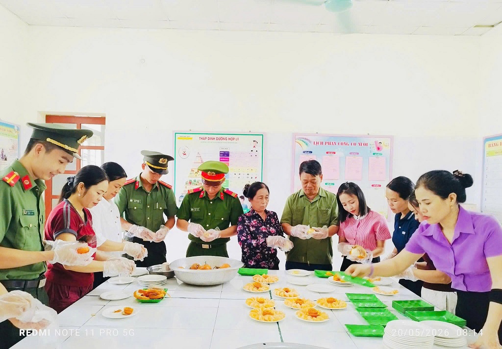 Công an xã phối hợp tổ chức bữa tiệc “buffet” cuối năm cho trẻ mầm non