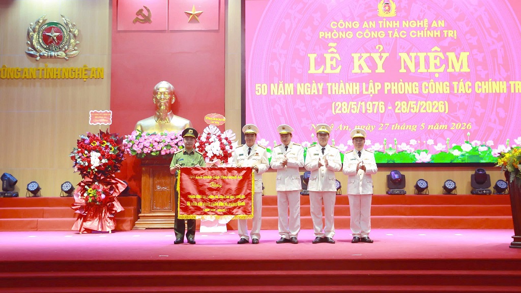 Thừa ủy quyền, đồng chí Đại tá Nguyễn Huy Khích, Ủy viên Ban Thường vụ Đảng ủy, Phó Giám đốc Công an tỉnh trao bức trướng của UBND tỉnh tặng Phòng Công tác chính trị
