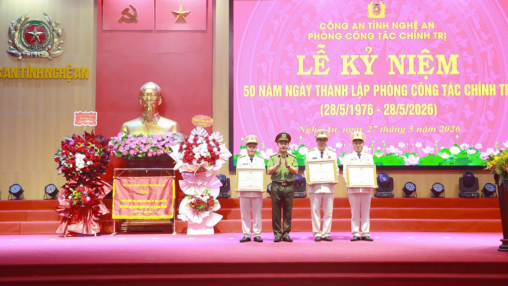 Thừa ủy quyền, đồng chí Đại tá Nguyễn Huy Khích, Ủy viên Ban Thường vụ Đảng ủy, Phó Giám đốc Công an tỉnh trao Bằng khen của Chủ tịch UBND tỉnh tặng 03 cá nhân có thành tích xuất sắc trong chiến đấu và phục vụ chiến đấu, xây dựng lực lượng CAND; góp phần bảo vệ an ninh quốc gia, bảo đảm trật tự an toàn xã hội