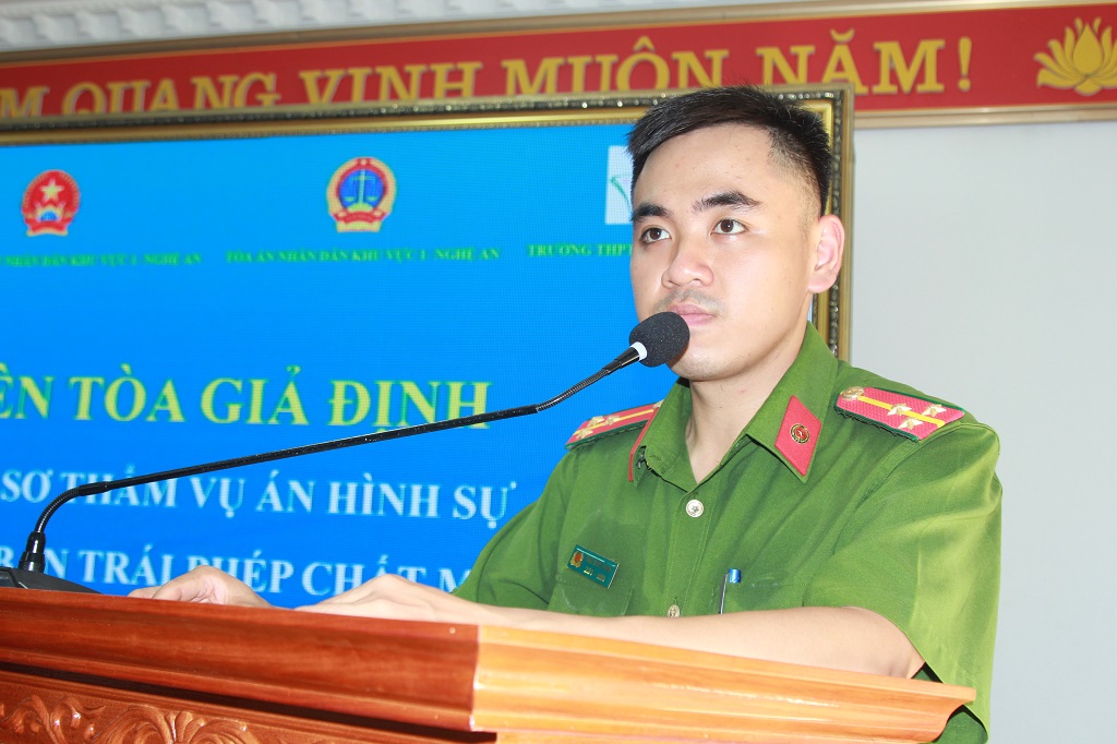 Đại diện Công an phường Trường Vinh phát biểu tại chương trình