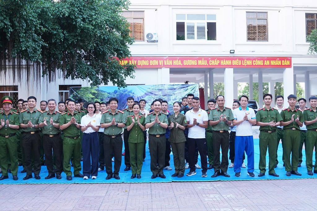 Đồng chí Đại tá Nguyễn Huy Khích, Phó Giám đốc Công an tỉnh động viên, chụp ảnh ảnh lưu niệm cùng vận động viên