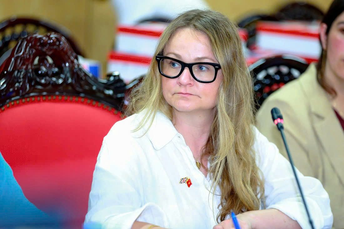 Bà Katherine McNulty, Phó Cục trưởng, Cục Phòng, chống nô lệ hiện đại, Bộ Nội vụ Vương quốc Anh phát biểu tại buổi làm việc