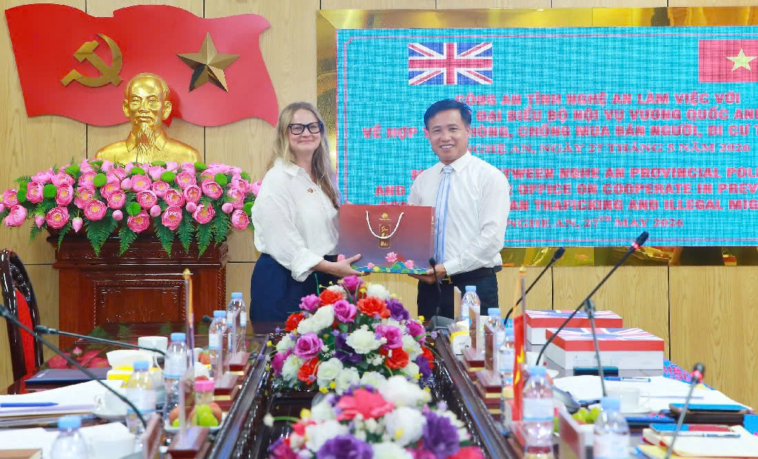Đồng chí Đại tá Nguyễn Duy Thanh, Phó Giám đốc Công an tỉnh Nghệ An tặng quà đến Bà Katherine McNulty, Phó Cục trưởng, Cục Phòng, chống nô lệ hiện đại, Bộ Nội vụ Vương và Đoàn đại biểu