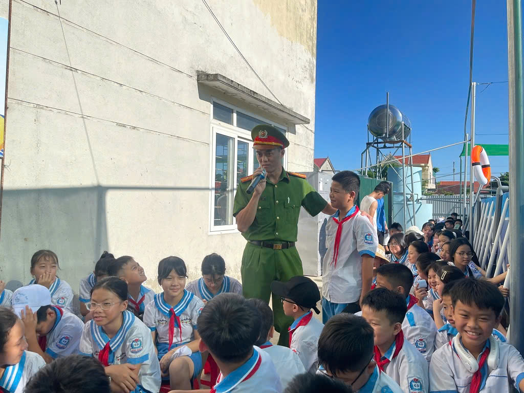  Công an phường Vinh Hưng tuyên truyền bằng hình thức trực quan, giúp học sinh dễ hiểu, dễ nhớ