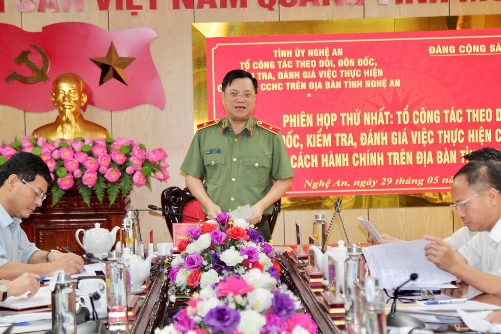 Đồng chí Thiếu tướng Đinh Việt Dũng, Ủy viên Ban Thường vụ Tỉnh ủy, Bí thư Đảng ủy, Giám đốc Công an tỉnh, Tổ trưởng Tổ công tác phát biểu kết luận cuộc họp