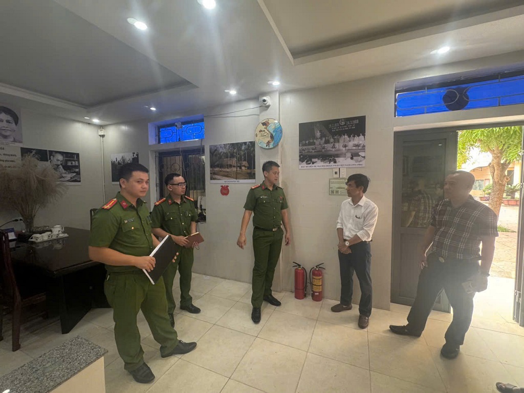 Công an phường Vinh Lộc phối hợp Phòng Cảnh sát PCCC&CNCH, Công an tỉnh Nghệ An kiểm tra việc bảo đảm an toàn phòng cháy, chữa cháy tại Trường THPT Nghi Lộc 3