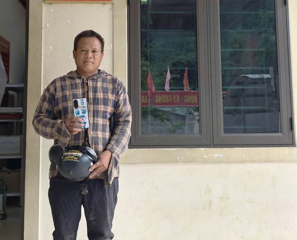 Anh Moong Văn Khánh đến trụ sở Công an xã Bắc Lý để bàn giao điện thoại nhặt được 