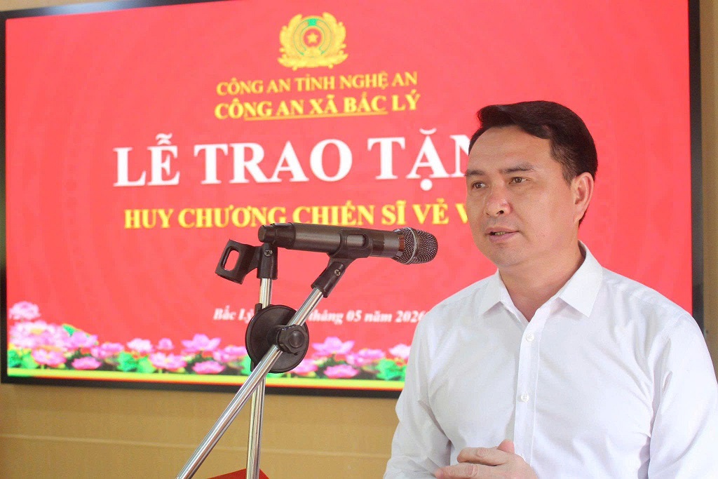 Đồng chí Lữ Quang Hưng, Bí thư Đảng ủy, Chủ tịch HĐND xã phát biểu tại buổi lễ   