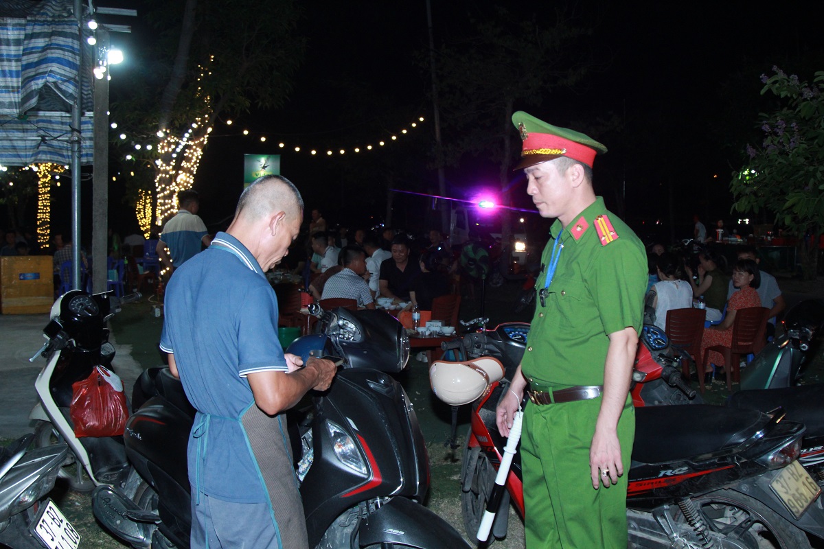 Nhắc nhở hộ kinh doanh tuân thủ quy định