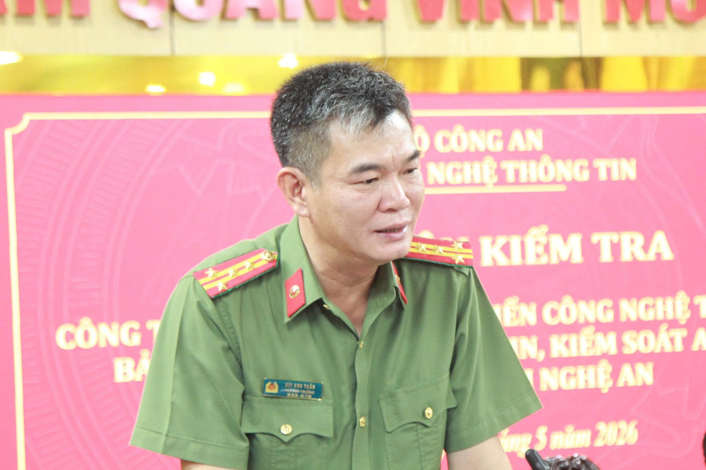 Đồng chí Đại tá Bùi Anh Tuấn, Phó Cục trưởng Cục CNTT, Trưởng đoàn kiểm tra phát biểu tại buổi làm việc