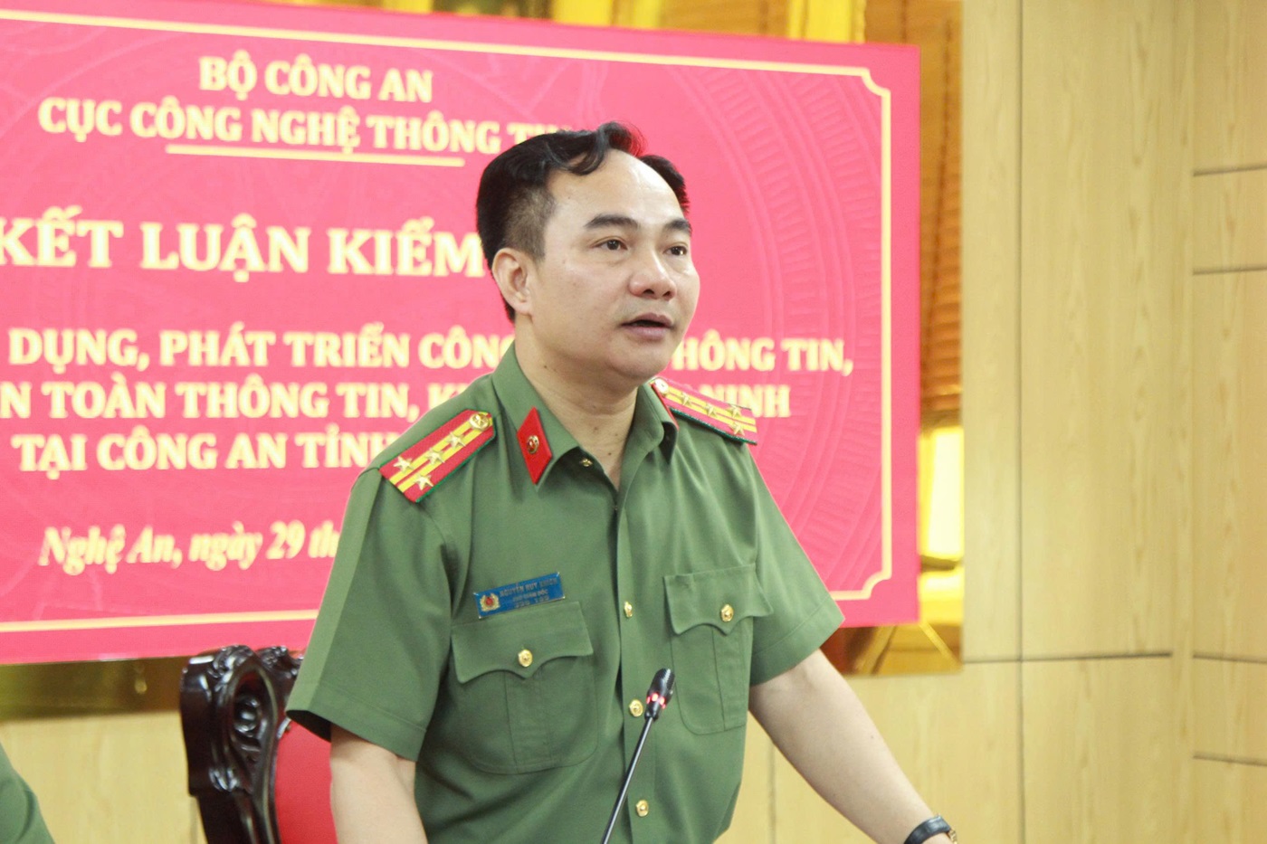 Đồng chí Đại tá Nguyễn Huy Khích, Ủy viên Ban Thường vụ Đảng ủy, Phó Giám đốc Công an tỉnh phát biểu tại buổi làm việc